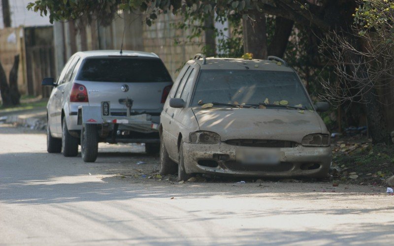 No bairro Mathias Velho, há muitos carros que podem ser vistos em estado de deterioração três meses após as cheias