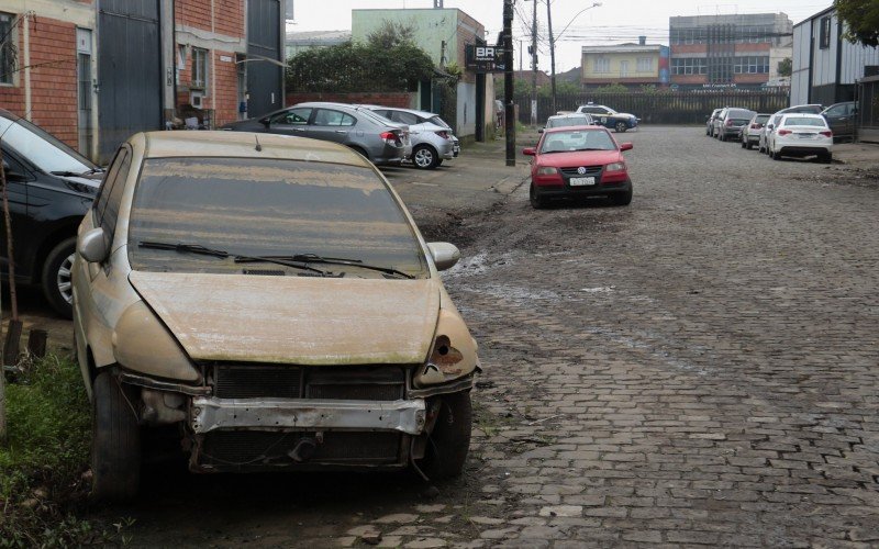 No bairro Fátima, a situação é a mesma como os veículos abandonados há meses