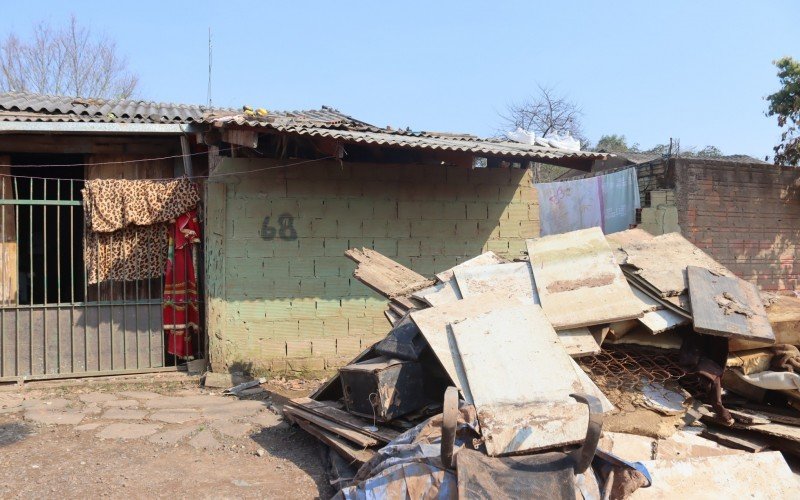 Na Vila Palmeira, em Novo Hamburgo, ainda há há entulho deixado fora das casas | abc+