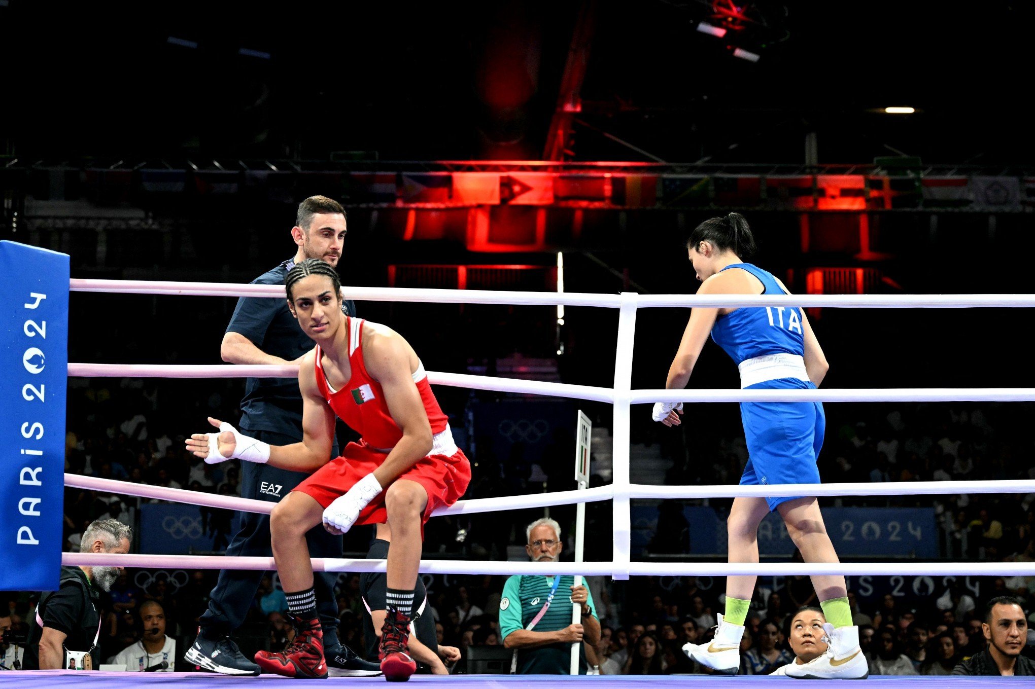 Boxeadora reprovada em teste de gênero avança em Paris após desistência de adversária