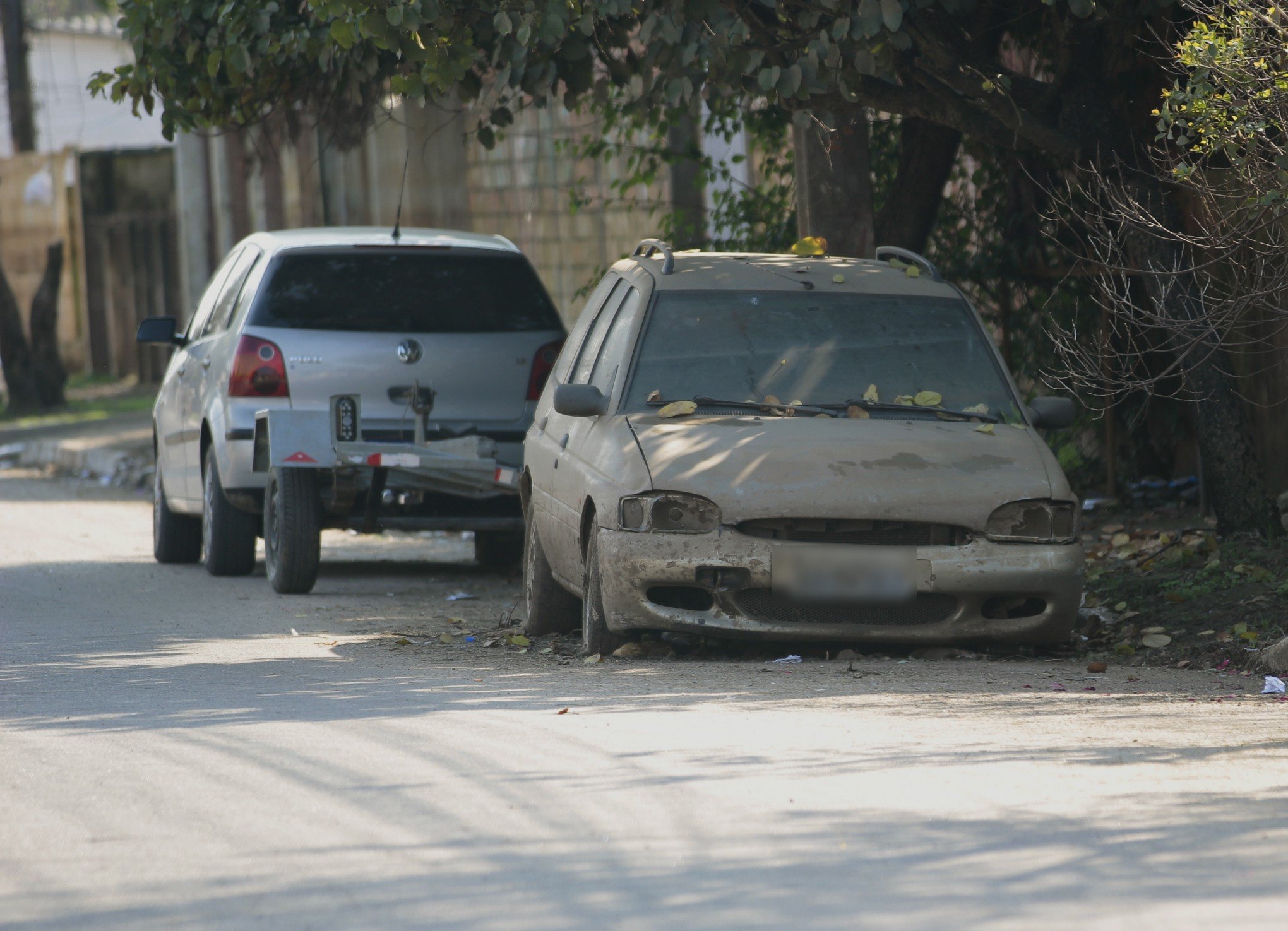 Há carros que permanecem apodrecendo ao ar livre em vias públicas de Canoas