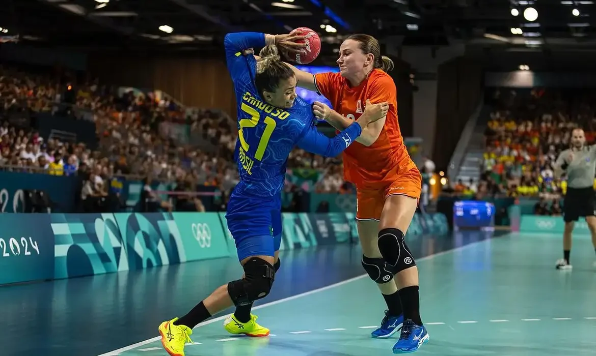 Seleção feminina de handebol perde para Holanda e se complica em Paris