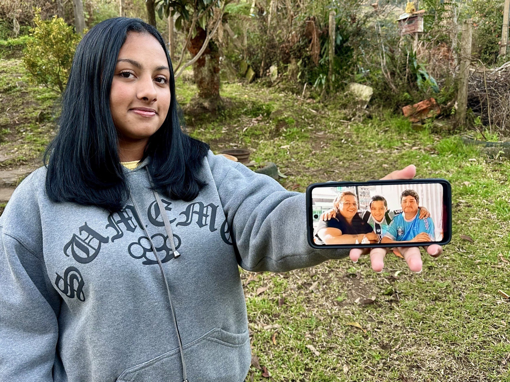 "Quando me dá saudade deles, olho nossas fotos", diz adolescente que perdeu família em deslizamento de terra em Gramado