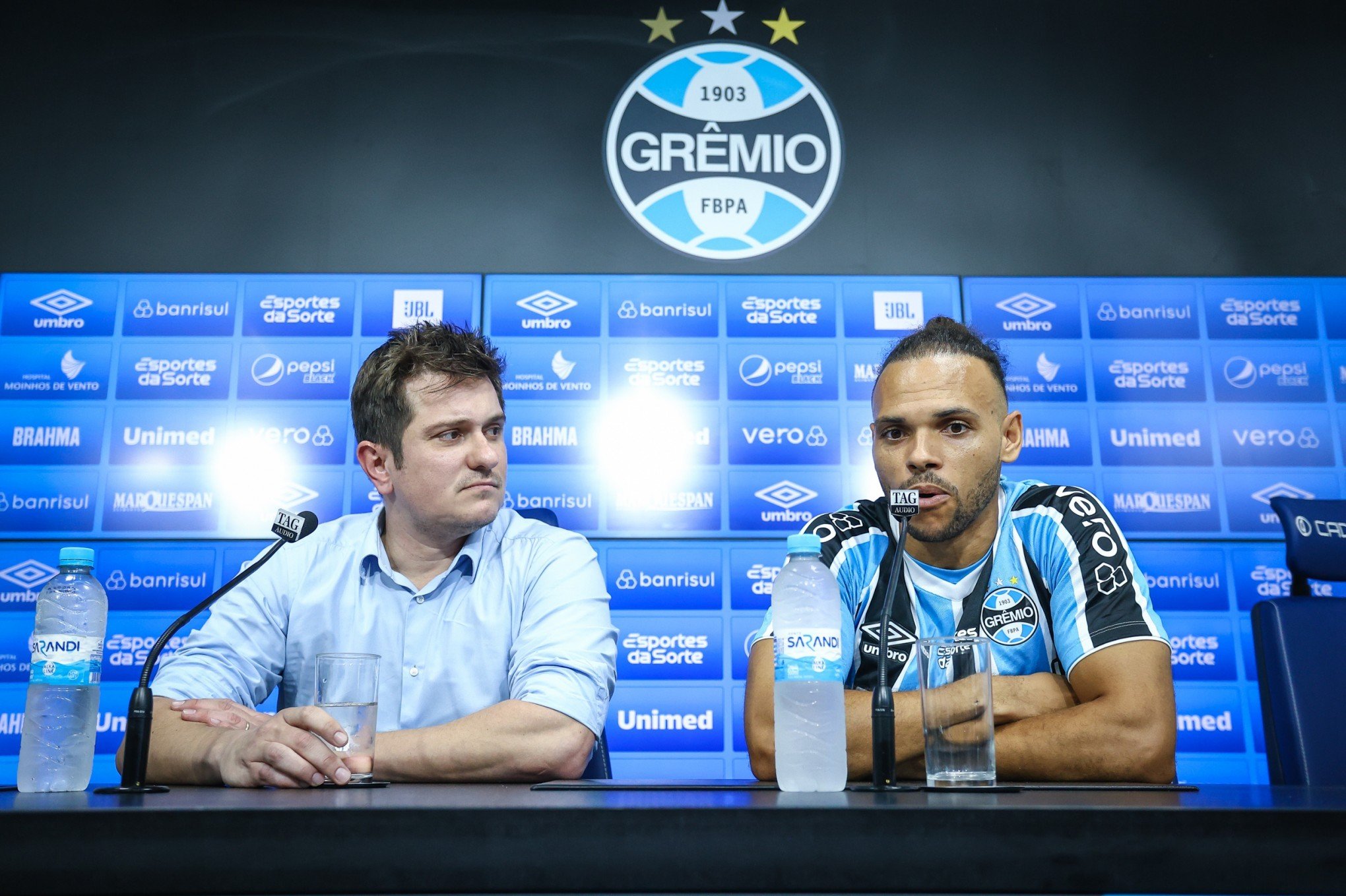 VÍDEO: Atitude de jornalista surpreende Braithwaite durante apresentação no Grêmio; "Incrível"