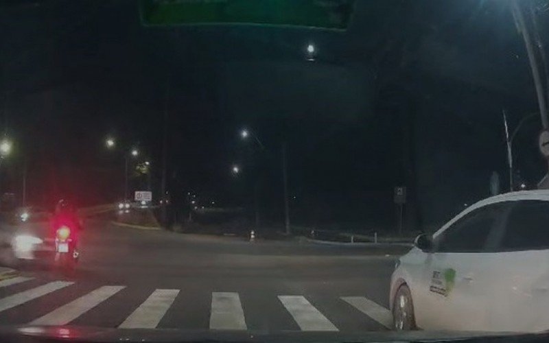 Colisão aconteceu na noite de quinta-feira (1) na esquina da Rua Primeiro de março com a Avenida Dom João Becker, no Centro 