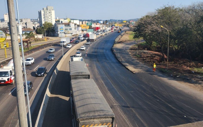 Obras na BR-116, em São Leopoldo, causam grande engarrafamento no sentido interior-capital nesta sexta-feira (2 de agosto)