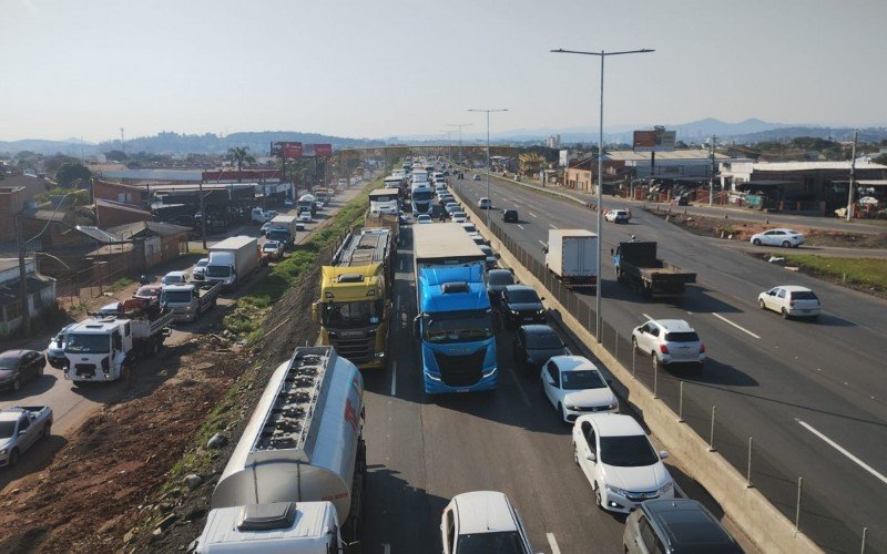 Obras na BR-116, em São Leopoldo, causam grande engarrafamento no sentido interior-capital nesta sexta-feira (2 de agosto)