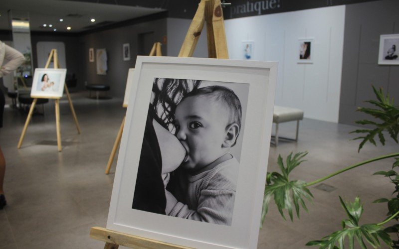 Fotografias de mães amamentando seus bebês são o tema da exposição, que celebra o Agosto Dourado