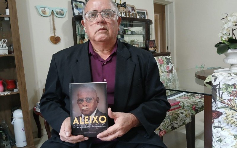 Leal com o livro que conta a história do avô Aleixo 