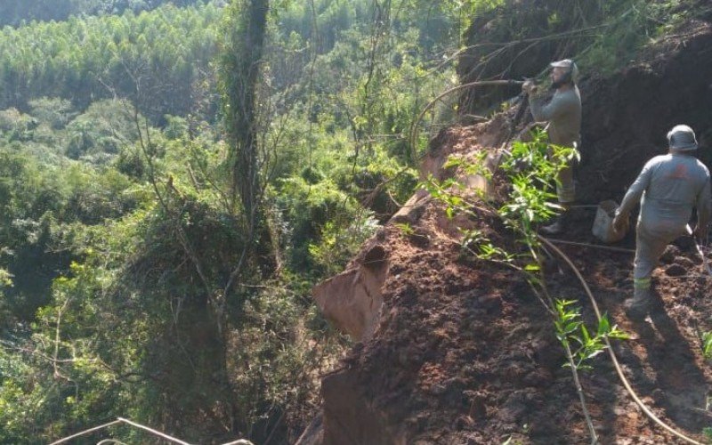 Operação na manhã desta sexta-feira realizou a explosão da rocha que estava em iminência de queda