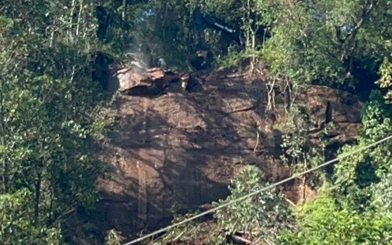 Operação na manhã desta sexta-feira realizou a explosão da rocha que estava em iminência de queda | abc+