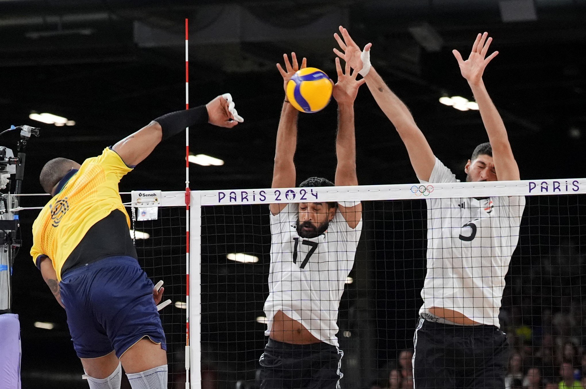 Brasil passa por cima do Egito, vence a primeira e está nas quartas de final do vôlei masculino