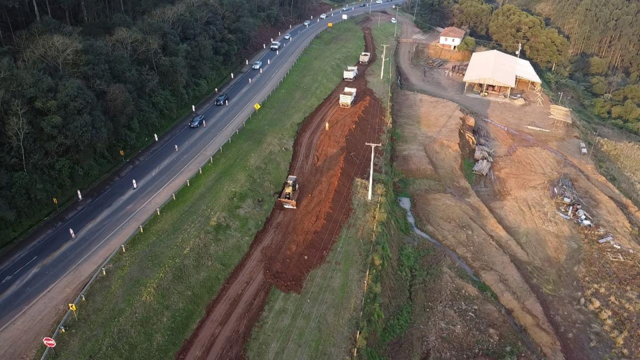 BR-386: Trecho da rodovia onde houve deslizamento de terra começa a ser reconstruído