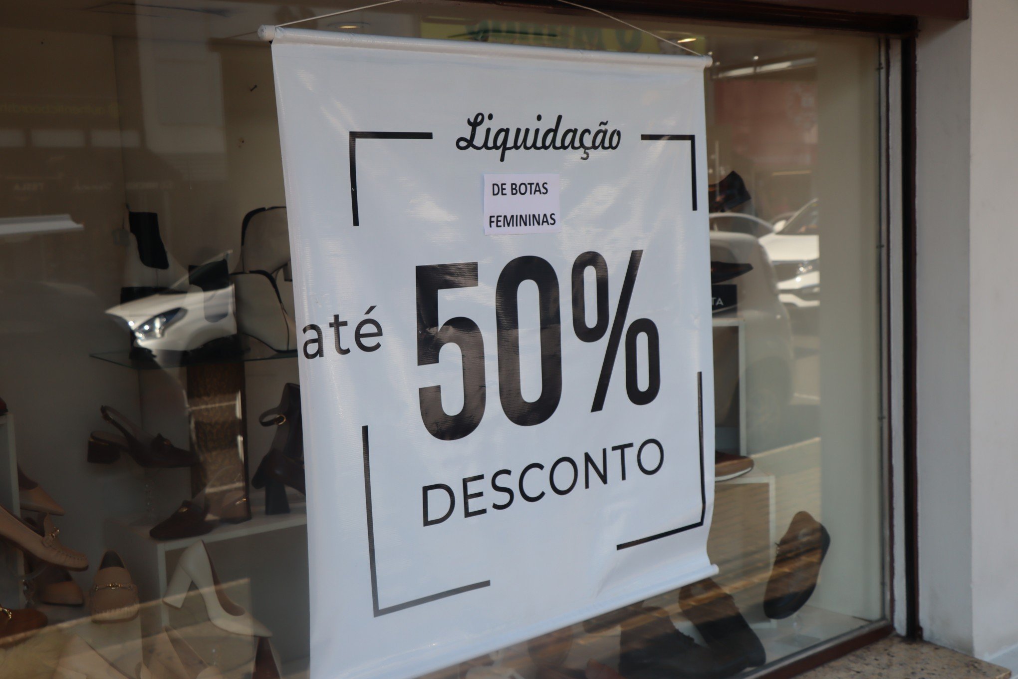 Lojistas começam a liquidar coleções de inverno com até 50% de desconto na região