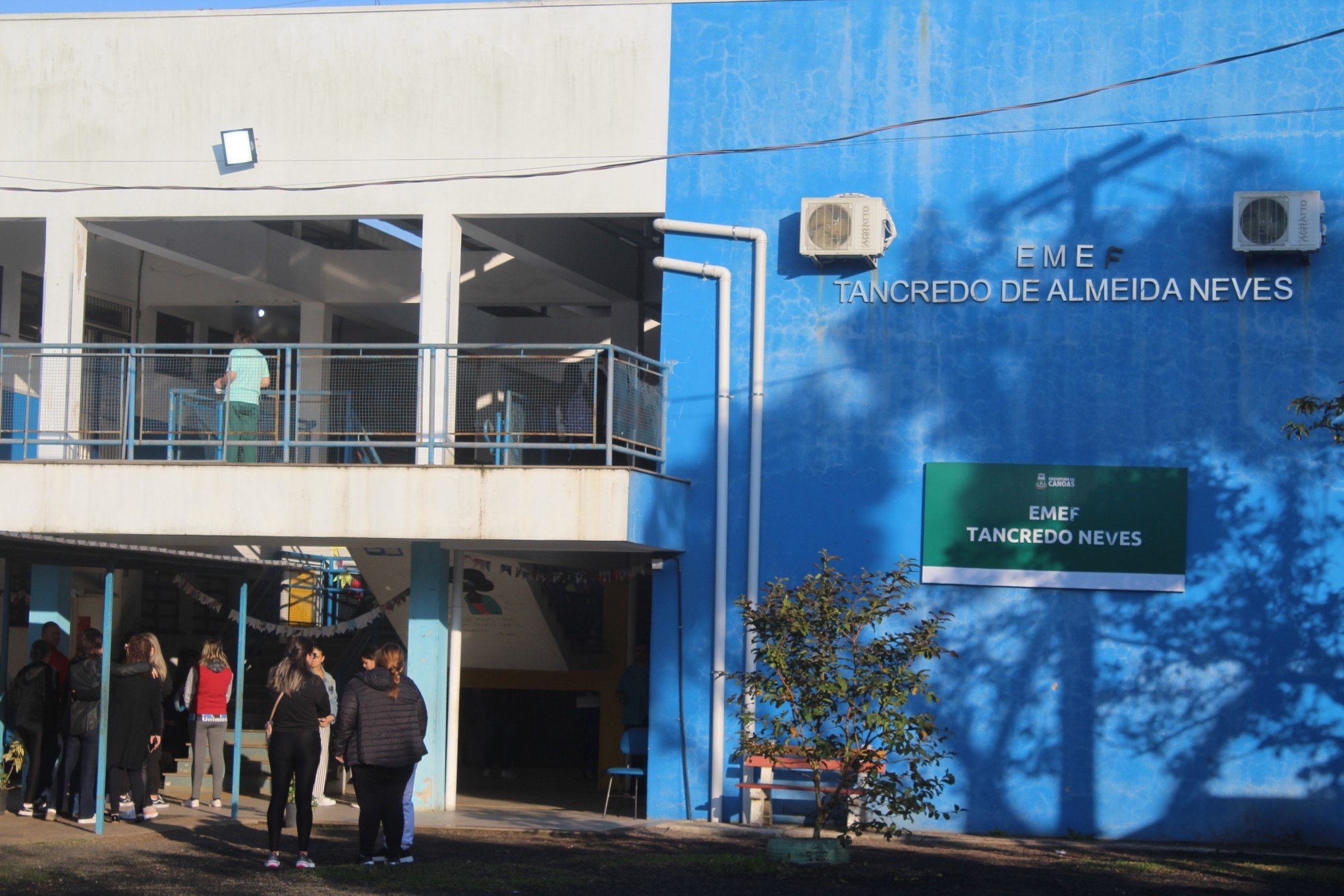 Professores e pais de alunos protestam contra troca de direção na Escola Tancredo Neves