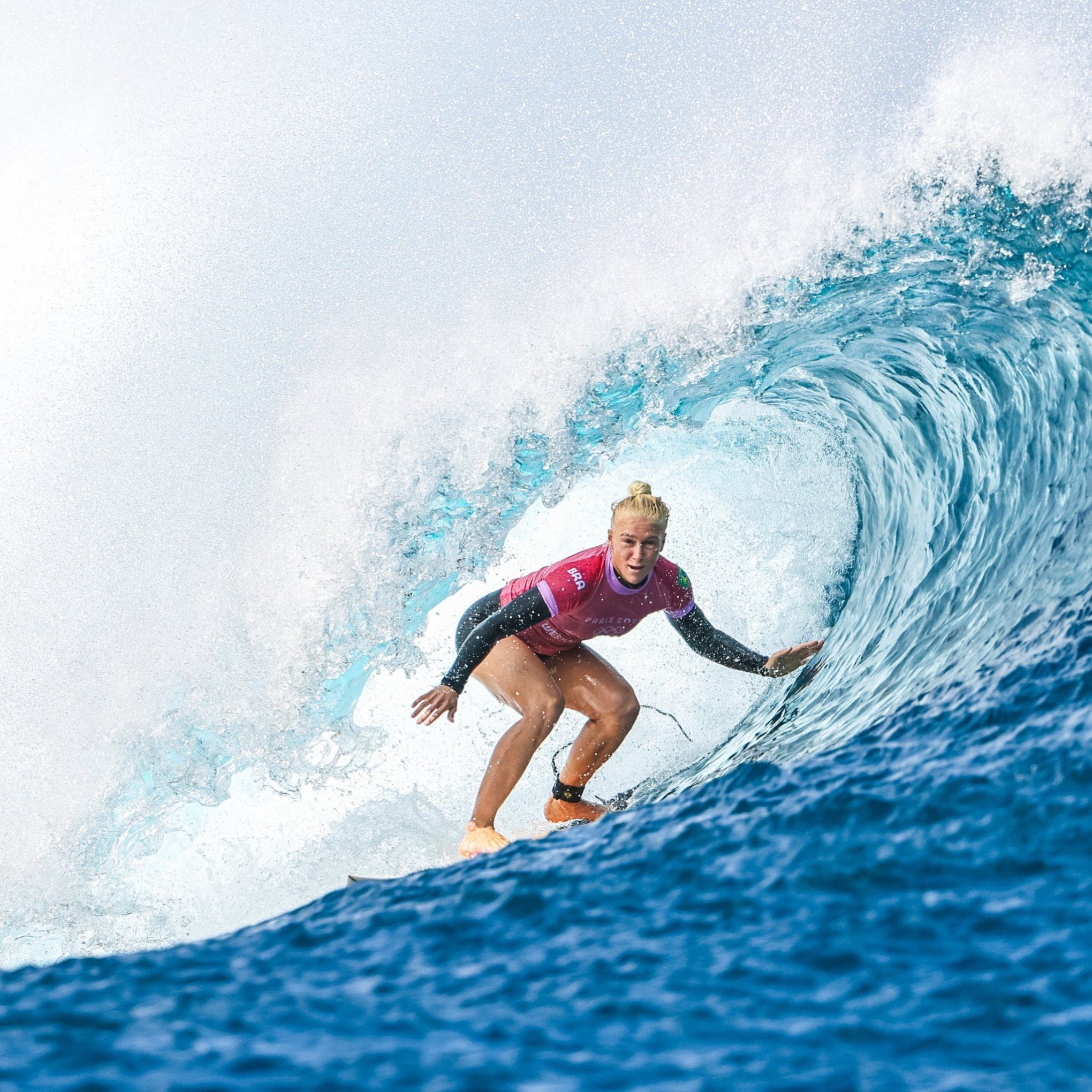 Gaúcha Tati Weston-Webb vence e vai às semis do surfe de Paris; Luana Silva é eliminada