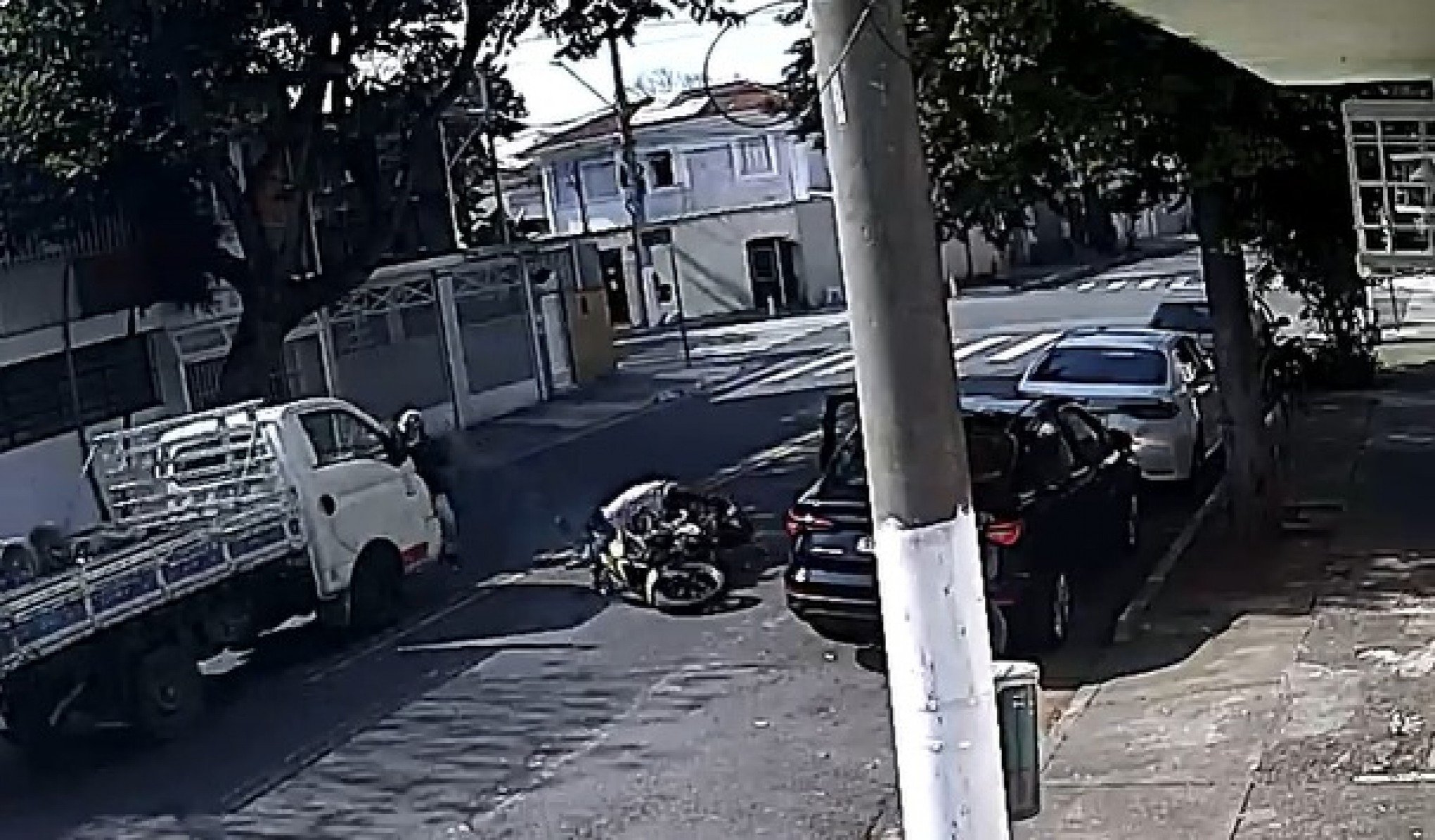 Vídeo mostra criminoso sendo atropelado por caminhão após vítima reagir a assalto