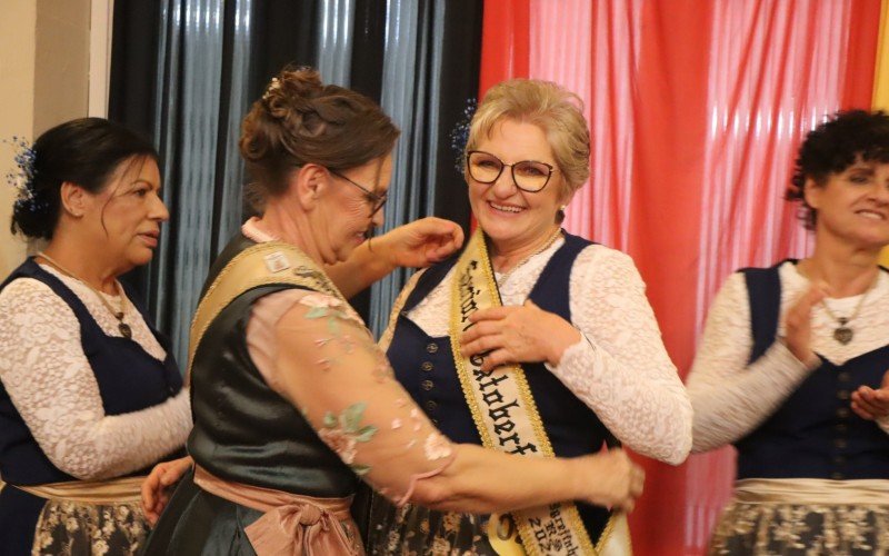 Momento da coroação de Luiza Klein como Seniorin da 35ª edição da Oktoberfest de Igrejinha | abc+