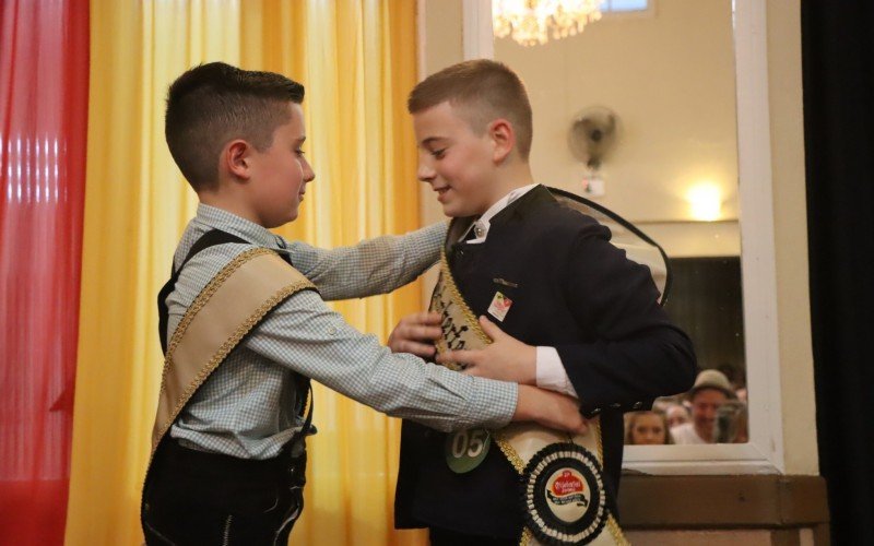 Momento da coroação de Lasley Schwarz Michaelsen como Bubchen da 35ª edição da Oktoberfest de Igrejinha