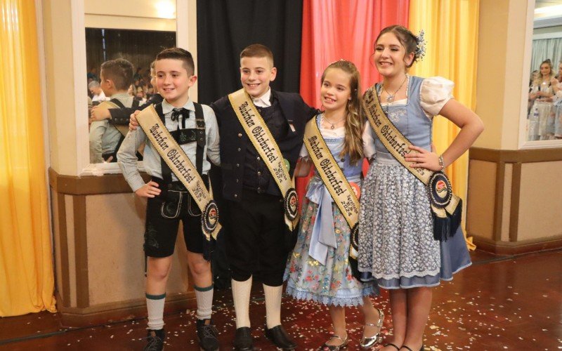 Lasley Schwarz Michaelsen, 11, e Catarina Wolff, 9, ao lado do Bubchen e da Mädchen de 2023, Eduardo Siqueira Vingert e Manuella Kirsch Spelocin Correa