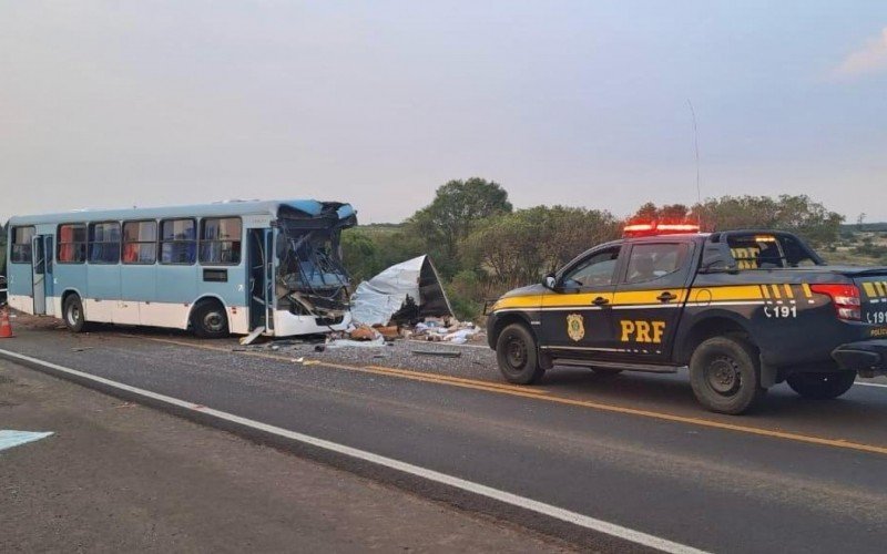 TRÂNSITO: Acidente entre ônibus e caminhão no RS causa uma morte e deixa 18 feridos | abc+