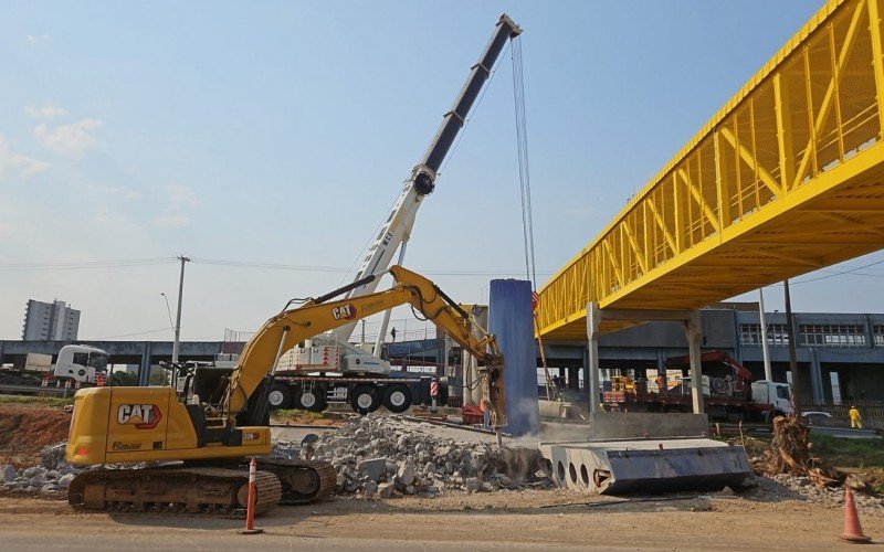 BR-116: Passarela de concreto é desmontada em trecho de Esteio