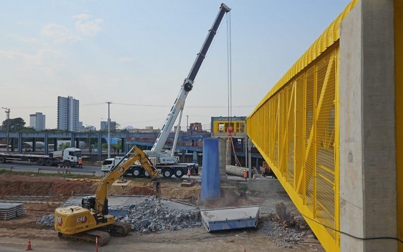 BR-116: Passarela de concreto é desmontada em trecho de Esteio