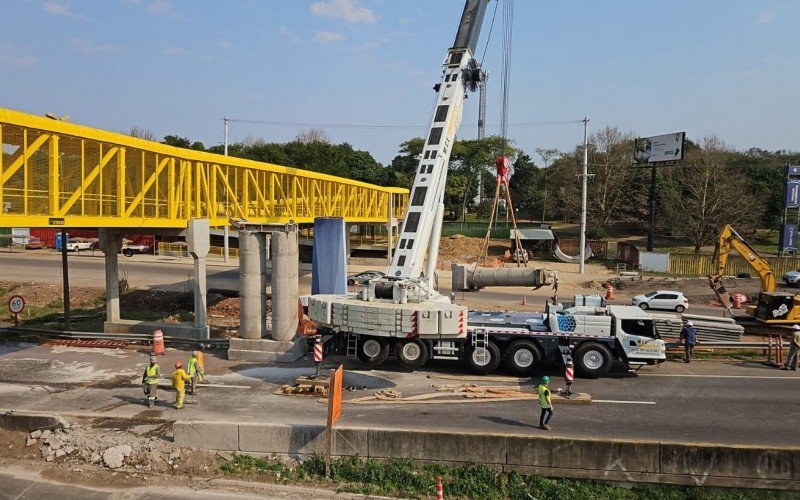 BR-116: Passarela de concreto é desmontada em trecho de Esteio