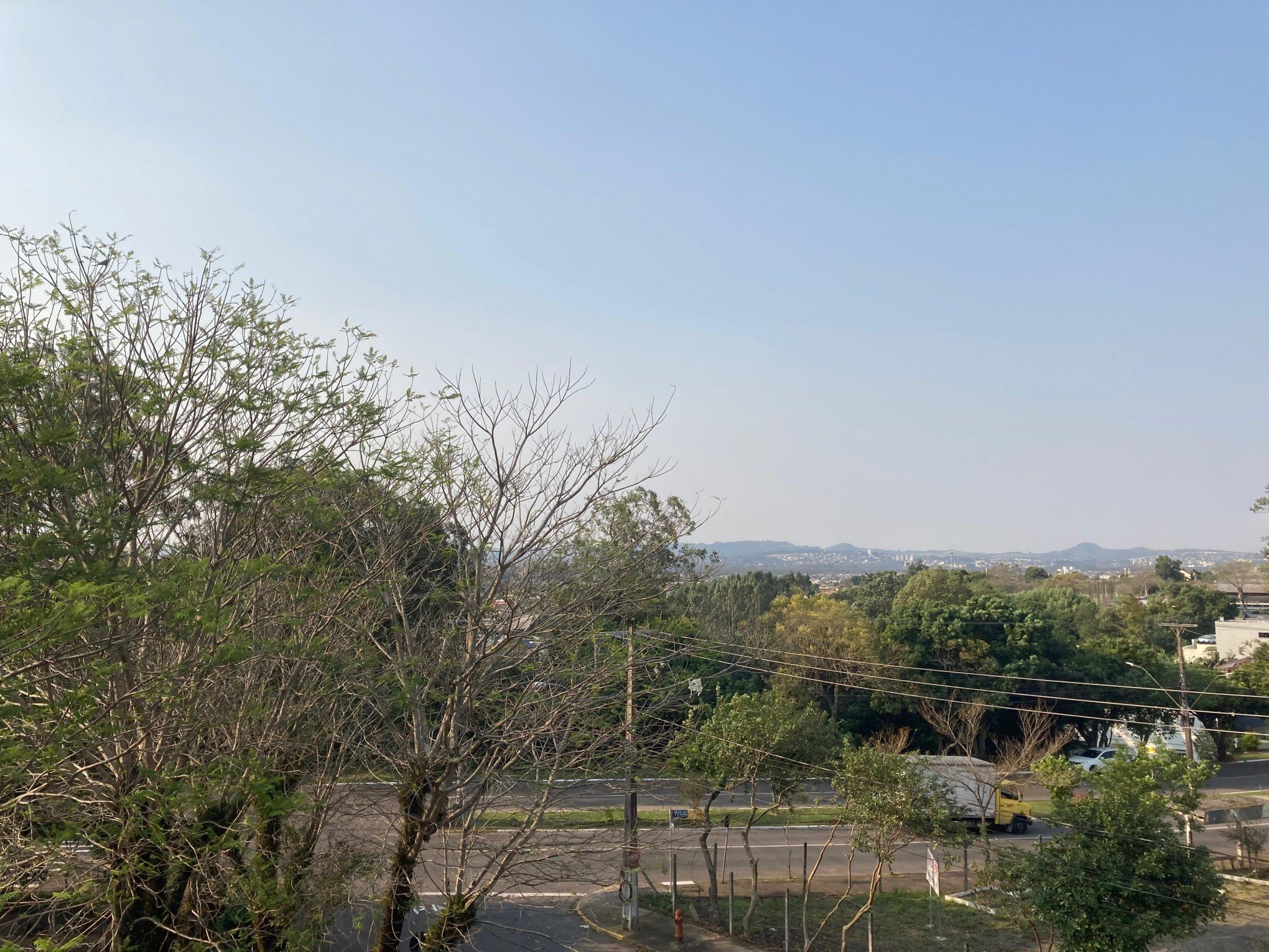 PREVISÃO DO TEMPO: Ventos de 60 km/h e calor de até 35°C antecedem virada no tempo no RS