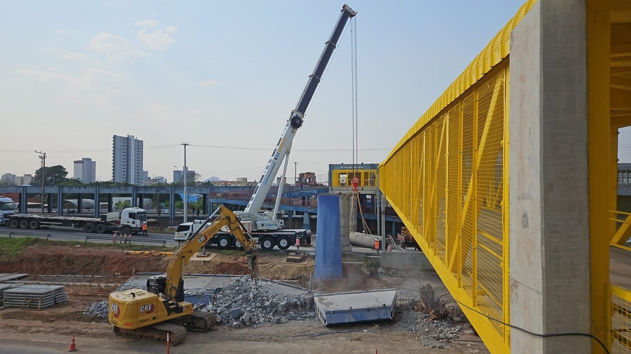 BR-116: Passarela de concreto é desmontada em trecho de Esteio