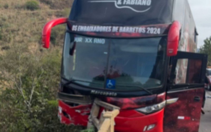 Estado de ônibus da dupla César Menotti e Fabiano após acidente | abc+