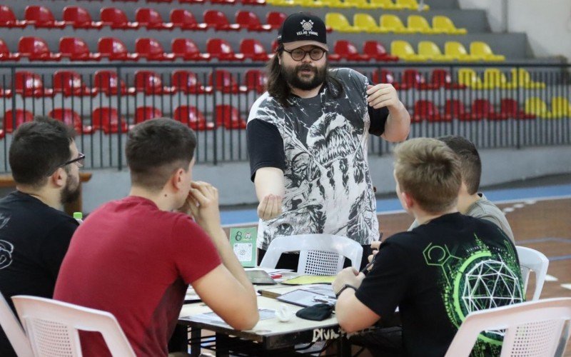 Rafael Gabellini Ribas criou a própria campanha, que se transformou em seu produto de mestrado /  Encontro de RPG em Campo Bom
