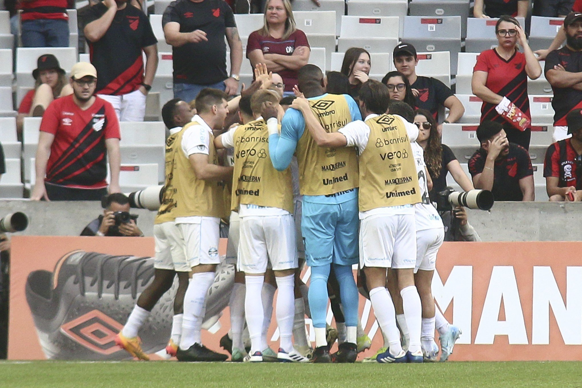 Grêmio consegue grande vitória sobre o Athletico-PR e dá salto na tabela