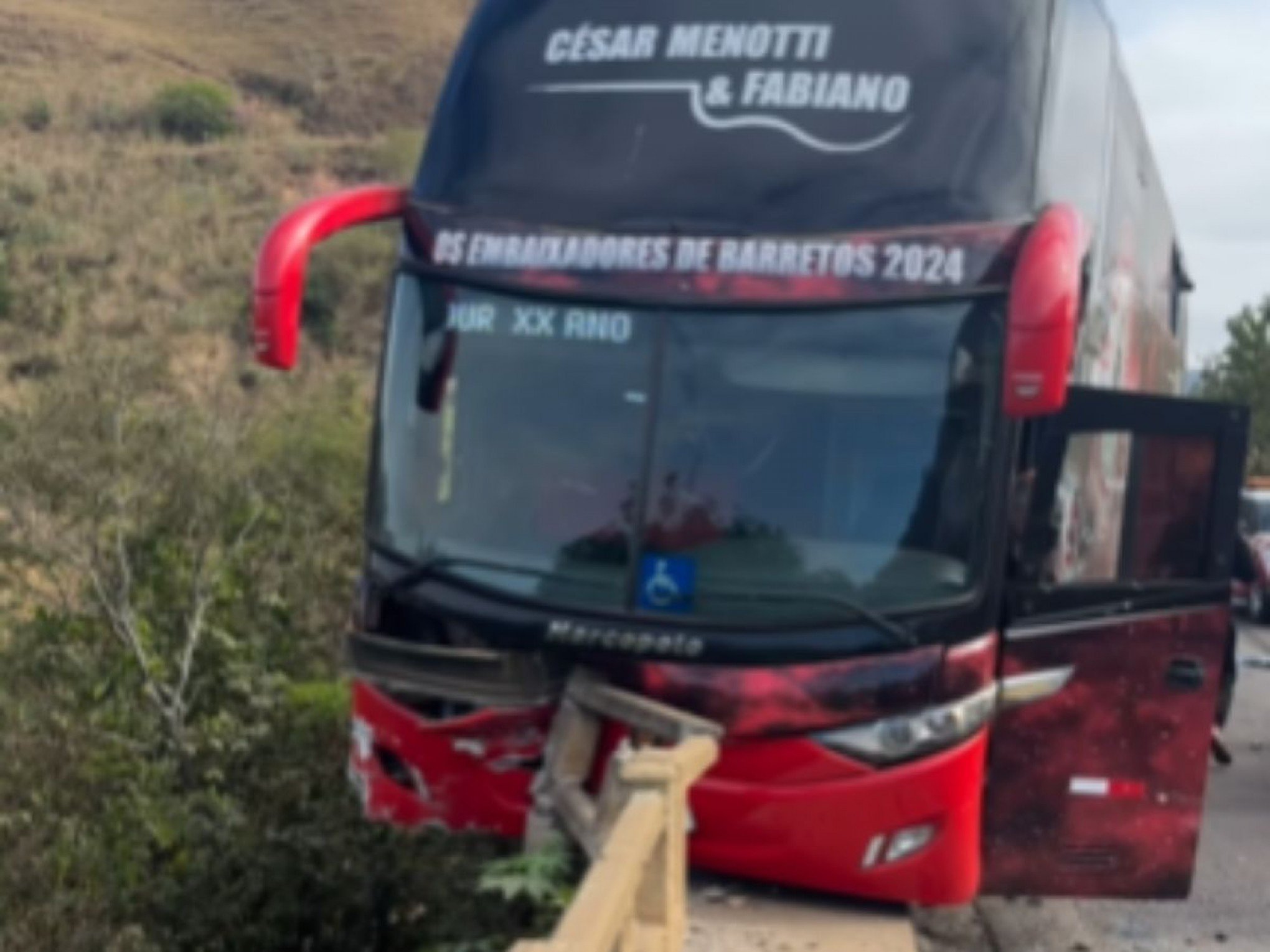 VÍDEO: César Menotti mostra como ficou seu ônibus após acidente com duas carretas