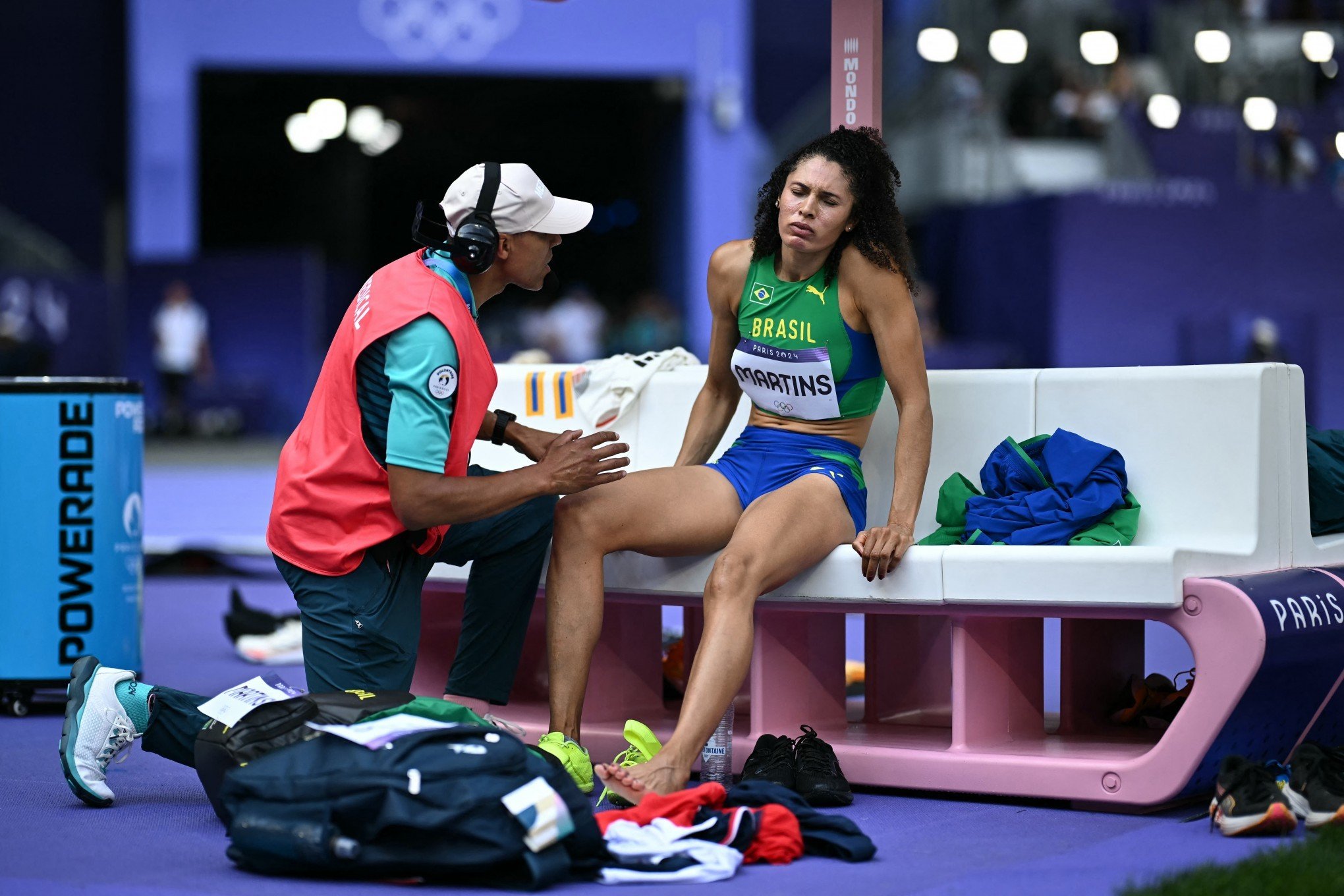 Valdileia Martins sente dor na final e desiste antes do primeiro salto em Paris