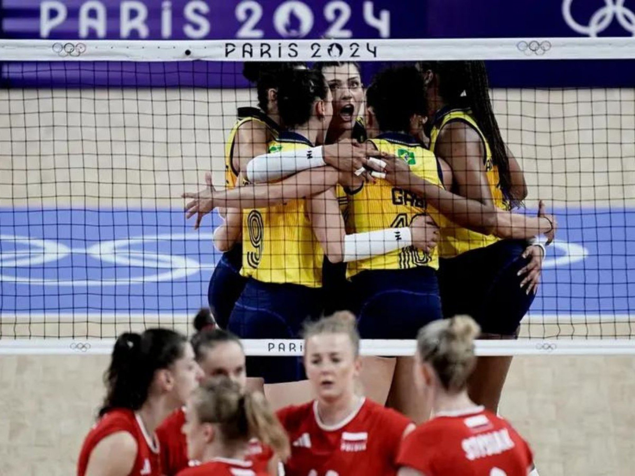 Brasil vence Polônia e termina como líder do Grupo B no vôlei feminino em Paris