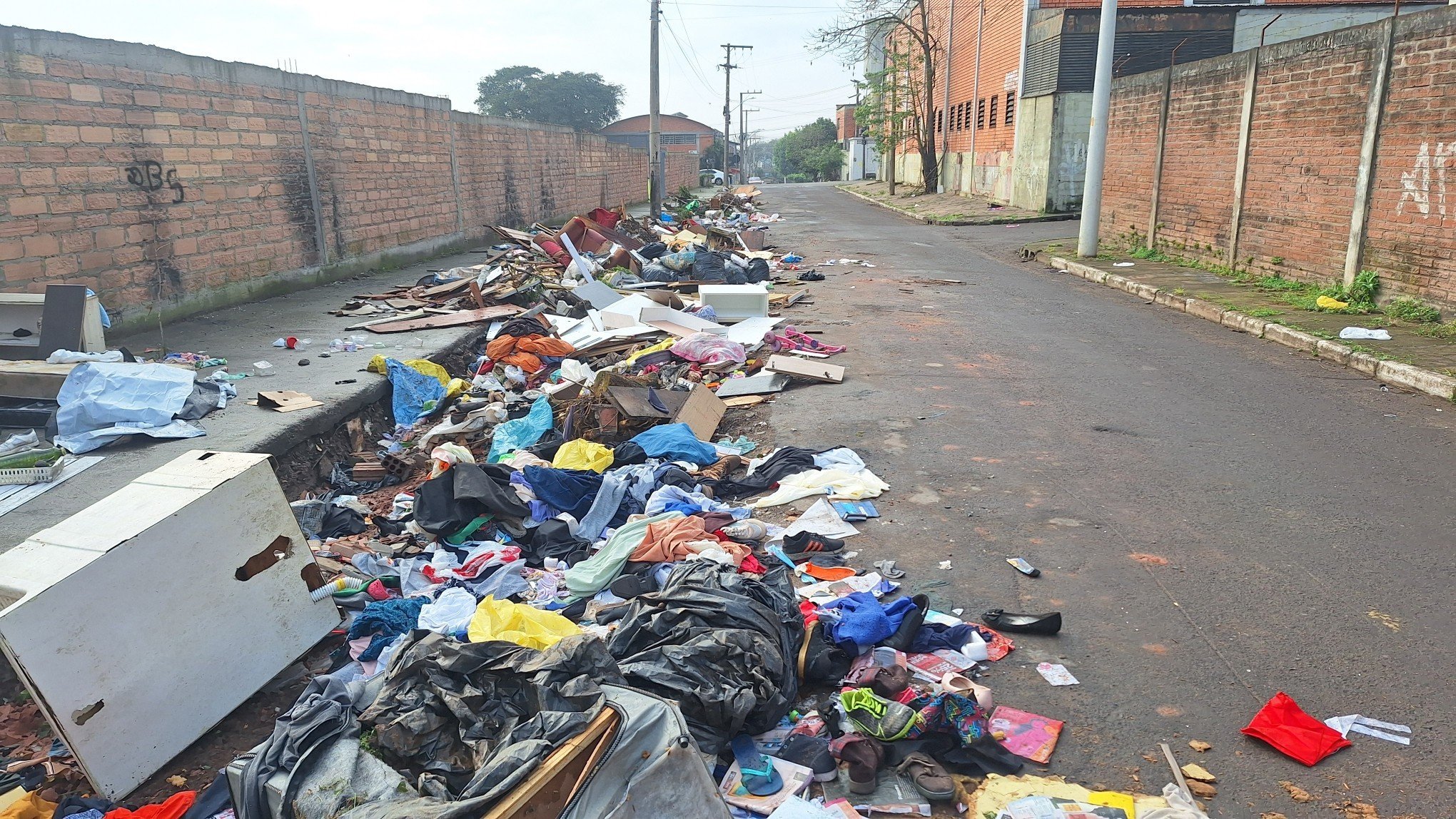 "Odor muito forte": Lixão a céu aberto nos fundos de escola incomoda e dificulta trânsito em Novo Hamburgo