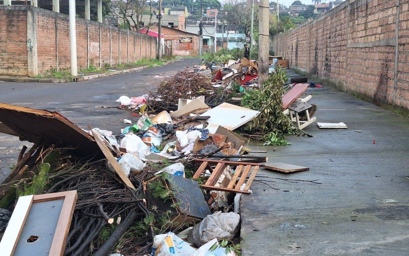 Moradores pedem solução para a quantidade de lixo acumulado na Rua Juarez 