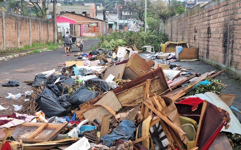 Moradores pedem solução para a quantidade de lixo acumulado na Rua Juarez  | abc+