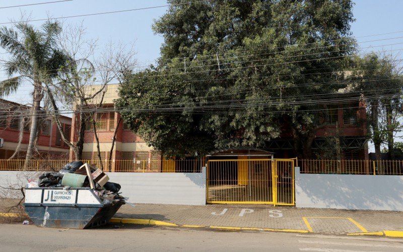 Dia de volta às aulas na Emef João Palma da Silva foi marcado por manifestação da comunidade
