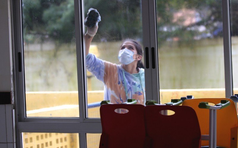 Karol Maia participou da limpeza na Escola Municipal de Educação Infantil Prof. Rosângela Cunha Lanzoni