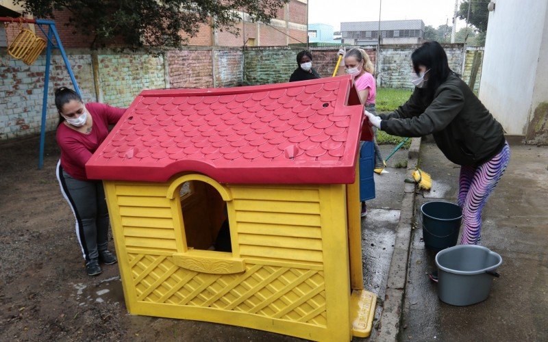 Equipe participa de limpeza de praça na Escola Municipal de Educação Infantil Vó Sara, no bairro Mathias Velho