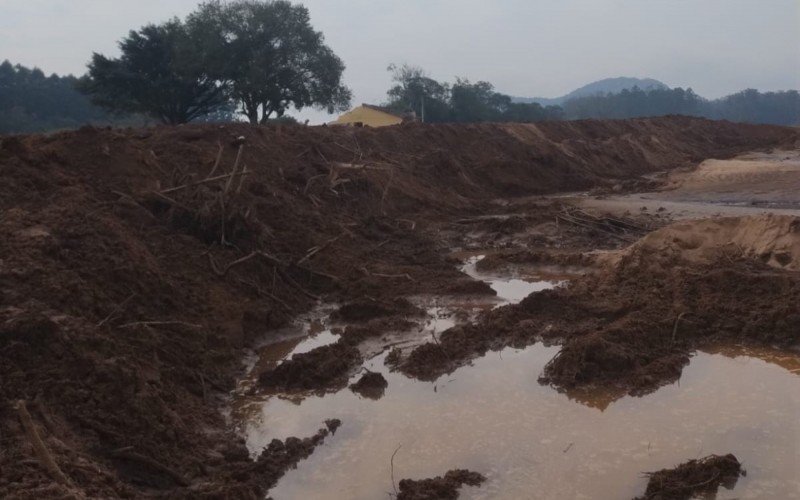 Dique irregular estava sendo construído próximo ao Rio Caí | abc+