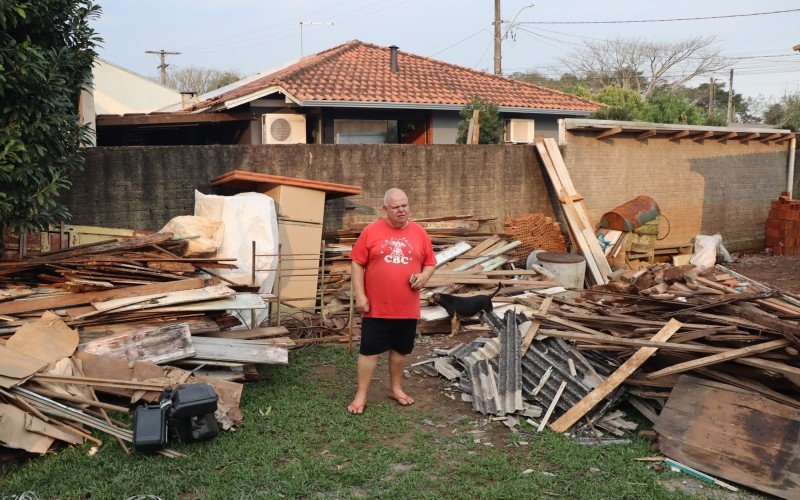 No pátio, os destroços do que era sua antiga casa