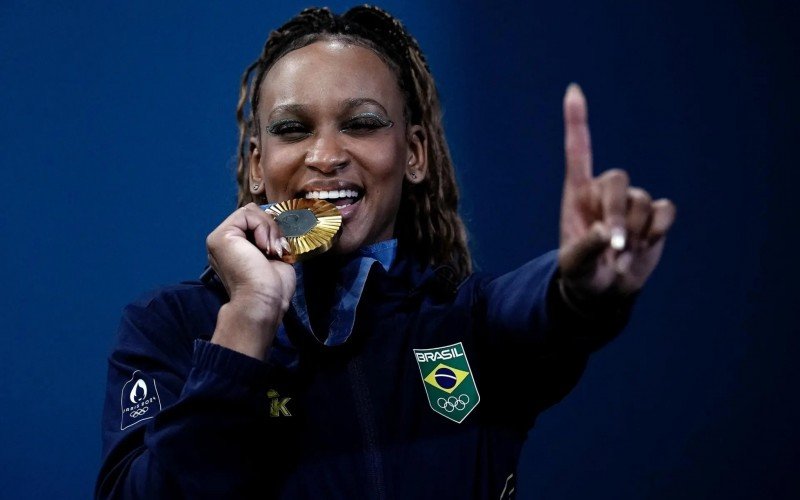 Rebeca Andrade com a medalha de ouro | abc+