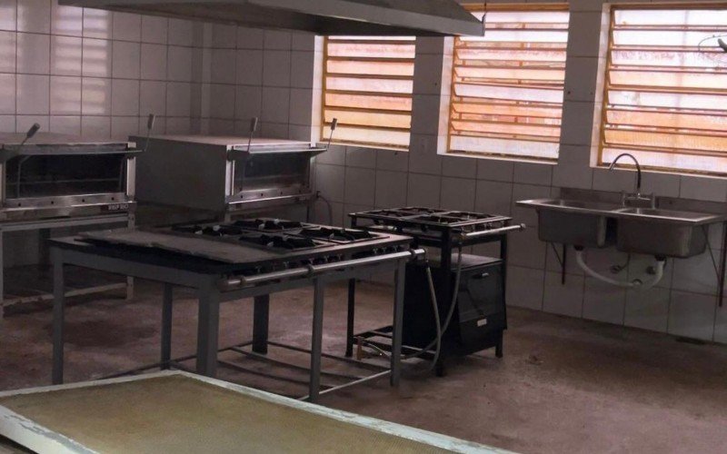 Refeitório sem condições para uso foi uma das reclamações de pais de alunos e professores
