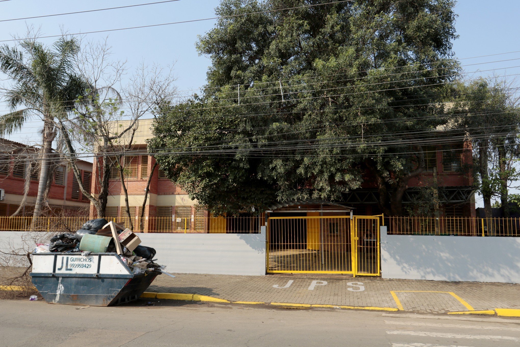 Comunidade protesta contra condições de Emef no bairro Mathias Velho