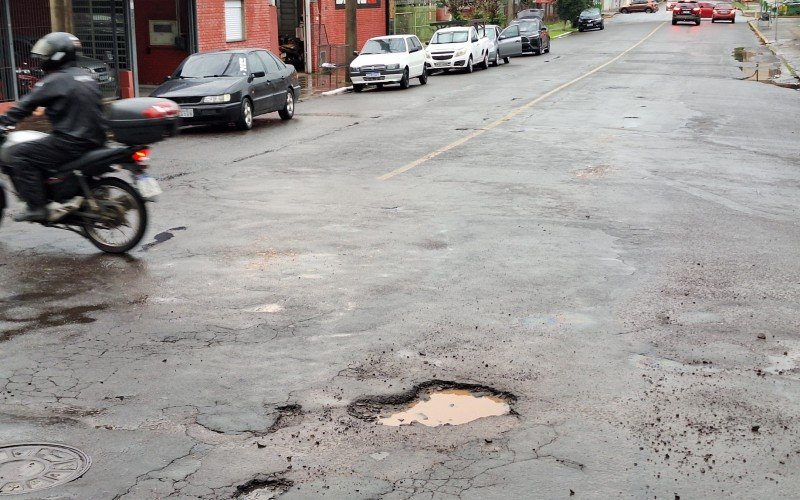 Motoristas pedem providencias à condição do asfalto na Rua Tapes, no bairro Ideal, em Novo Hamburgo