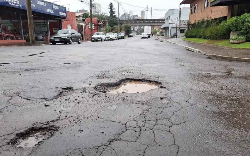 Motoristas pedem providencias à condição do asfalto na Rua Tapes, no bairro Ideal, em Novo Hamburgo