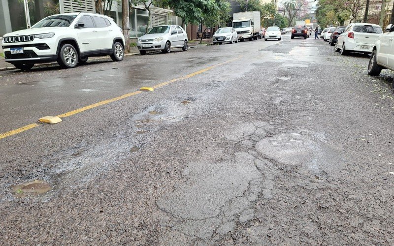 Motoristas pedem providencias à condição do asfalto na Rua Tapes, no bairro Ideal, em Novo Hamburgo